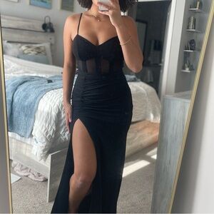 Elegant Black Bodycon Maxi Dress with Slit and Sweetheart Neckline